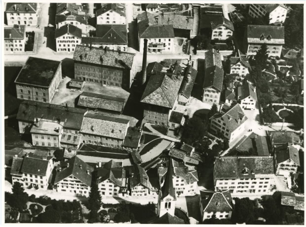 Das Mitteldorf rechts vor dem Abriss der Fabrik und der Überdeckung des Dorfbaches. Foto: © Landesarchiv Glarus